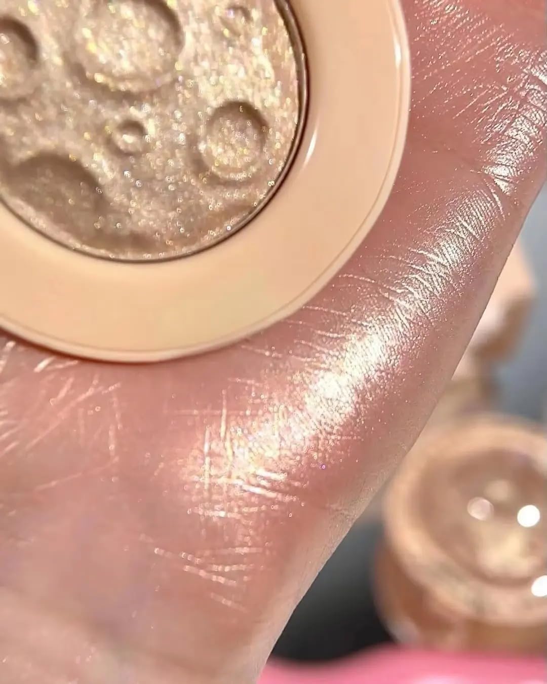 HUDAMOJI Planet Highlighter Collection, 4 Shimmering Shades, Cream Formula (gold, 5g) - Image 6